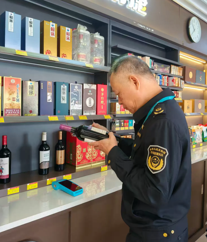 機場分局重拳出擊 開展進口酒類商品專項排查打擊行動，筑牢酒類經營安全防線